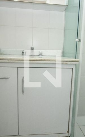 Apartamento à venda com 55m², 2 quartos e 1 vaga Apartamento à venda com 55m², 2 quartos e 1 vagaBanheiro, armário e pia
