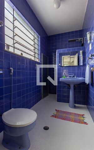 Casa à venda com 500m², 5 quartos e 3 vagas Casa à venda com 500m², 5 quartos e 3 vagasBanheiro 2