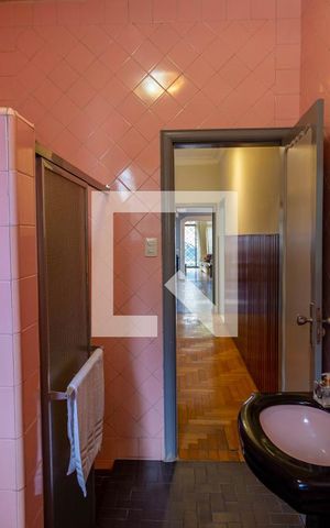 Casa à venda com 500m², 5 quartos e 3 vagas Casa à venda com 500m², 5 quartos e 3 vagasBanheiro