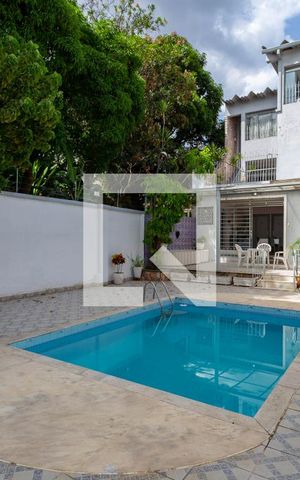 Casa à venda com 500m², 5 quartos e 3 vagas Casa à venda com 500m², 5 quartos e 3 vagasÁrea comum
