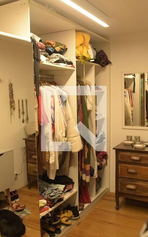 Casa de condomínio para alugar com 320m², 3 quartos e 2 vagasCloset