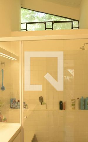 Casa de condomínio para alugar com 320m², 3 quartos e 2 vagasBanheiro social
