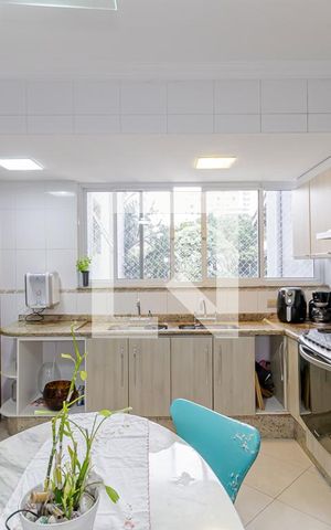 Casa à venda com 300m², 4 quartos e 3 vagas Casa à venda com 300m², 4 quartos e 3 vagasCozinha