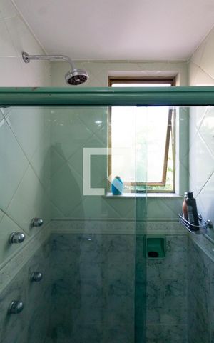 Apartamento à venda com 110m², 3 quartos e 1 vaga Apartamento à venda com 110m², 3 quartos e 1 vagaDetalhe do banheiro da suíte
