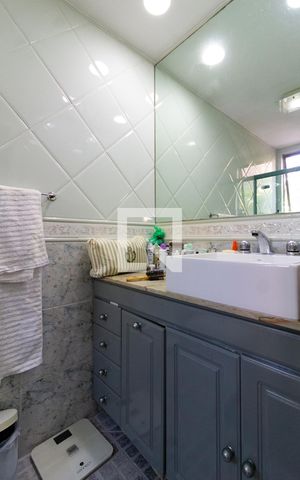 Apartamento à venda com 110m², 3 quartos e 1 vaga Apartamento à venda com 110m², 3 quartos e 1 vagaBanheiro da suíte