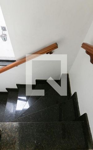 Casa para alugar com 180m², 3 quartos e 5 vagas Casa para alugar com 180m², 3 quartos e 5 vagasEscada