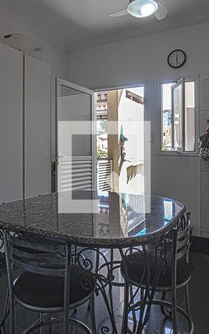 Casa à venda com 300m², 4 quartos e 8 vagas Casa à venda com 300m², 4 quartos e 8 vagascozinha