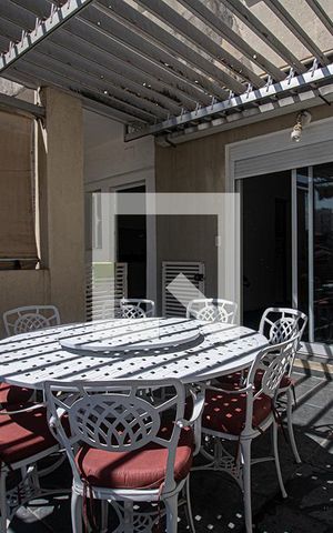 Casa à venda com 300m², 4 quartos e 8 vagas Casa à venda com 300m², 4 quartos e 8 vagasvaranda