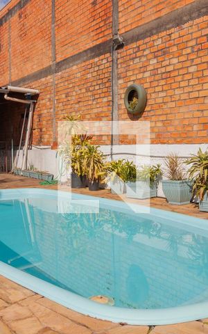 Casa à venda com 347m², 4 quartos e 4 vagas Casa à venda com 347m², 4 quartos e 4 vagasPiscina