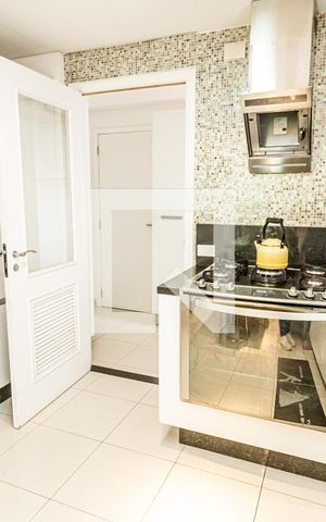 Apartamento à venda com 180m², 4 quartos e 3 vagas Apartamento à venda com 180m², 4 quartos e 3 vagasCozinha