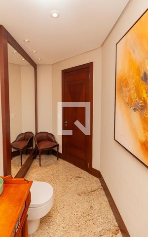 Apartamento à venda com 300m², 3 quartos e 5 vagas Apartamento à venda com 300m², 3 quartos e 5 vagasBanheiro Social