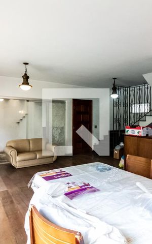 Casa à venda com 200m², 4 quartos e 4 vagas Casa à venda com 200m², 4 quartos e 4 vagasSala