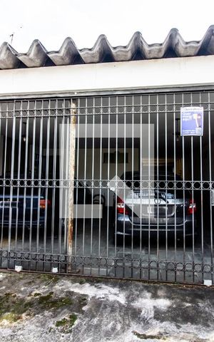 Casa à venda com 200m², 4 quartos e 4 vagas Casa à venda com 200m², 4 quartos e 4 vagasFachada