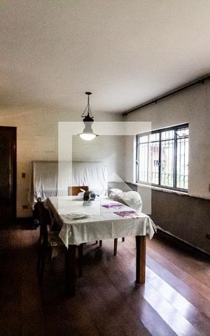 Casa à venda com 200m², 4 quartos e 4 vagas Casa à venda com 200m², 4 quartos e 4 vagasSala