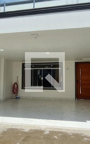 Casa à venda com 370m², 3 quartos e 3 vagas Casa à venda com 370m², 3 quartos e 3 vagasFachada