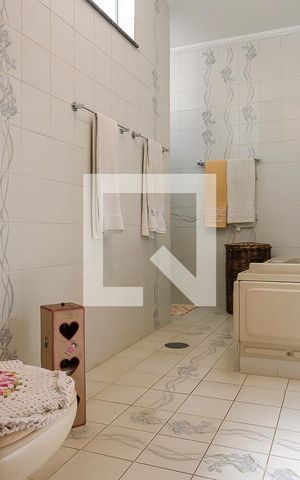 Casa à venda com 360m², 4 quartos e 3 vagasBanheiro da suíte 1