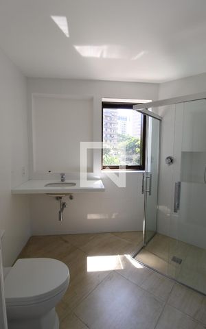 Apartamento à venda com 210m², 4 quartos e 3 vagasBanheiro da Suíte 1