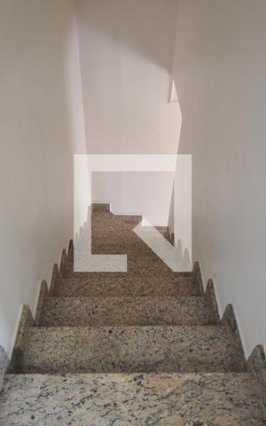 Casa de condomínio à venda com 200m², 3 quartos e 3 vagasEscada