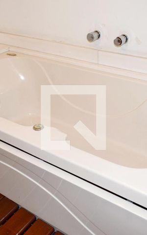 Apartamento à venda com 220m², 2 quartos e 2 vagasBanheiro da suíte - detalhe banheira
