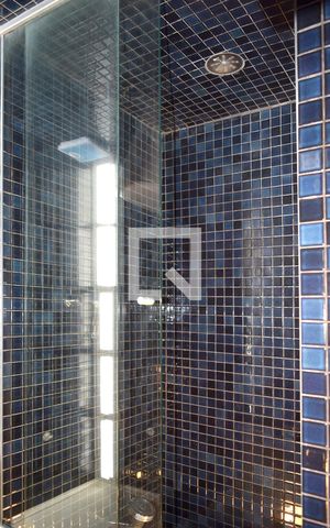 Apartamento à venda com 220m², 2 quartos e 2 vagasBanheiro da suíte - detalhe box