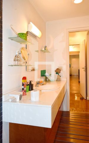 Apartamento à venda com 220m², 2 quartos e 2 vagasBanheiro da suíte