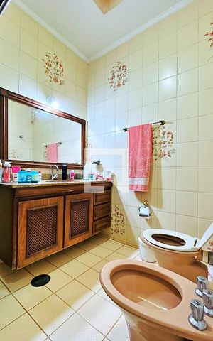 Casa à venda com 484m², 4 quartos e 5 vagas Casa à venda com 484m², 4 quartos e 5 vagasBanheiro da Suíte 2