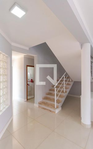 Casa para alugar com 180m², 3 quartos e 4 vagas Casa para alugar com 180m², 3 quartos e 4 vagasSala