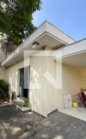 Casa à venda com 195m², 4 quartos e 4 vagas Casa à venda com 195m², 4 quartos e 4 vagasÁrea externa