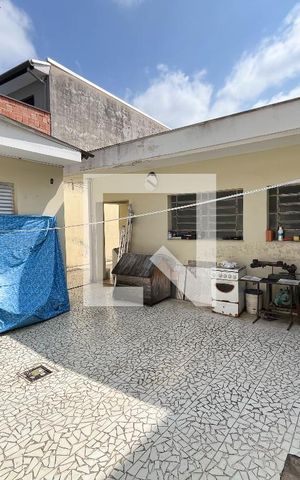 Casa à venda com 195m², 4 quartos e 4 vagas Casa à venda com 195m², 4 quartos e 4 vagasÁrea externa
