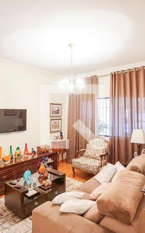 Casa à venda com 140m², 3 quartos e 2 vagas Casa à venda com 140m², 3 quartos e 2 vagasSala de estar