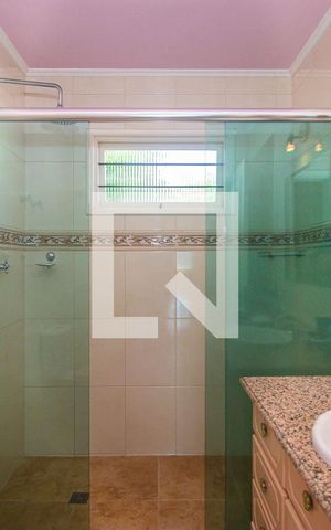 Casa à venda com 300m², 3 quartos e 4 vagas Casa à venda com 300m², 3 quartos e 4 vagasBanheiro Social