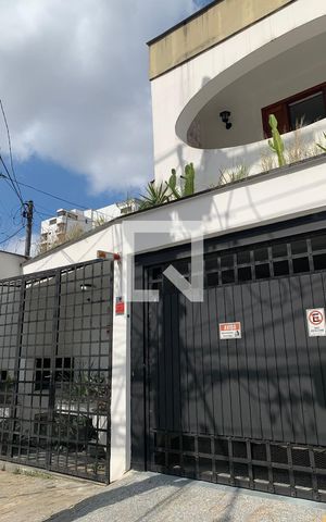 Casa para alugar com 342m², 7 quartos e 2 vagas Casa para alugar com 342m², 7 quartos e 2 vagasFachada