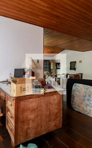 Casa à venda com 265m², 3 quartos e 4 vagas Casa à venda com 265m², 3 quartos e 4 vagasEscritório