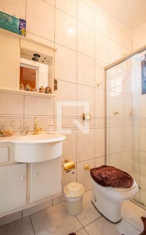 Casa à venda com 350m², 7 quartos e 4 vagas Casa à venda com 350m², 7 quartos e 4 vagasBanheiro da Suíte (Casa 2)