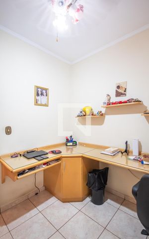 Casa à venda com 350m², 7 quartos e 4 vagas Casa à venda com 350m², 7 quartos e 4 vagasEscritório (Casa 1)