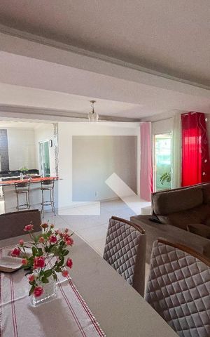 Casa à venda com 330m², 2 quartos e 4 vagas Casa à venda com 330m², 2 quartos e 4 vagasSala