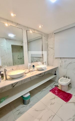 Apartamento à venda com 300m², 4 quartos e 4 vagas Apartamento à venda com 300m², 4 quartos e 4 vagasSuíte banheiro