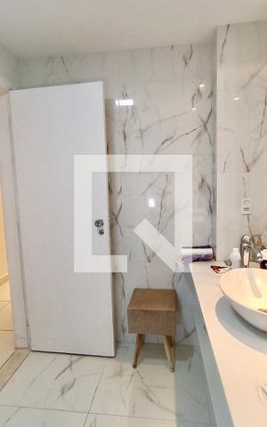 Apartamento à venda com 300m², 4 quartos e 4 vagas Apartamento à venda com 300m², 4 quartos e 4 vagasSuíte banheiro