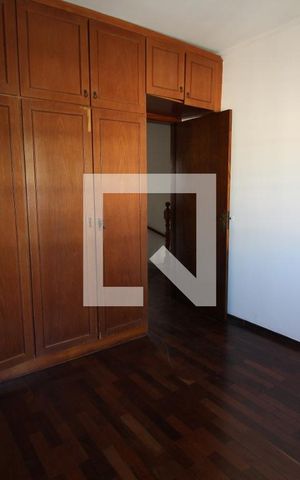 Casa à venda com 300m², 5 quartos e 3 vagas Casa à venda com 300m², 5 quartos e 3 vagasQuarto 1