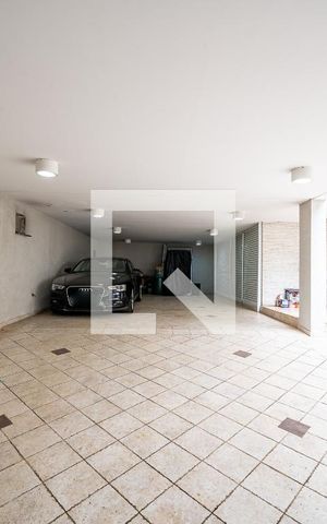 Casa à venda com 600m², 4 quartos e 6 vagas Casa à venda com 600m², 4 quartos e 6 vagasGaragem