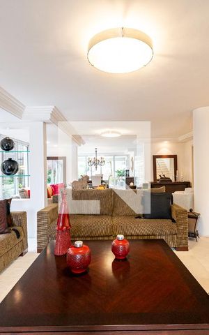 Casa à venda com 600m², 4 quartos e 6 vagas Casa à venda com 600m², 4 quartos e 6 vagasSala