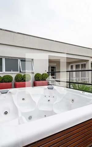 Casa à venda com 600m², 4 quartos e 6 vagas Casa à venda com 600m², 4 quartos e 6 vagasHidro