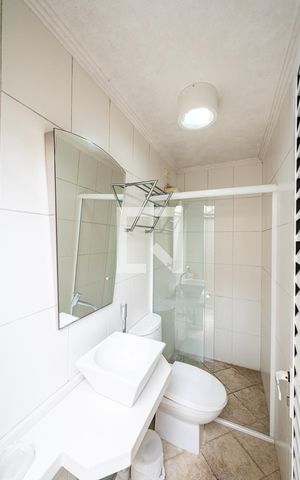 Casa à venda com 600m², 4 quartos e 6 vagas Casa à venda com 600m², 4 quartos e 6 vagasBanheiro de Serviço