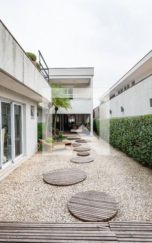 Casa à venda com 600m², 4 quartos e 6 vagas Casa à venda com 600m², 4 quartos e 6 vagasQuintal