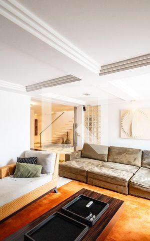 Casa à venda com 600m², 4 quartos e 6 vagas Casa à venda com 600m², 4 quartos e 6 vagasSala