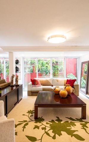 Casa à venda com 600m², 4 quartos e 6 vagas Casa à venda com 600m², 4 quartos e 6 vagasSala
