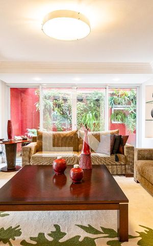 Casa à venda com 600m², 4 quartos e 6 vagas Casa à venda com 600m², 4 quartos e 6 vagasSala