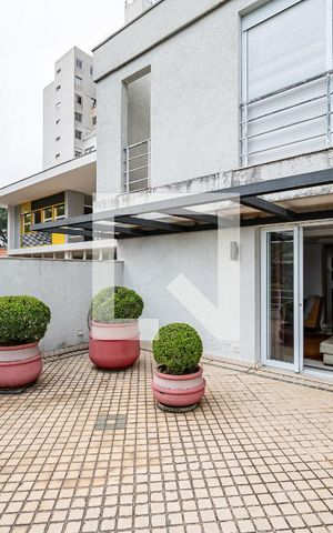Casa à venda com 600m², 4 quartos e 6 vagas Casa à venda com 600m², 4 quartos e 6 vagasVaranda