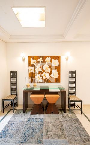 Casa à venda com 600m², 4 quartos e 6 vagas Casa à venda com 600m², 4 quartos e 6 vagasHall dos Quartos