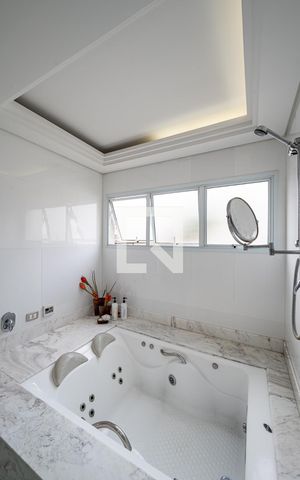 Casa à venda com 600m², 4 quartos e 6 vagas Casa à venda com 600m², 4 quartos e 6 vagasBanheiro da Suíte 1